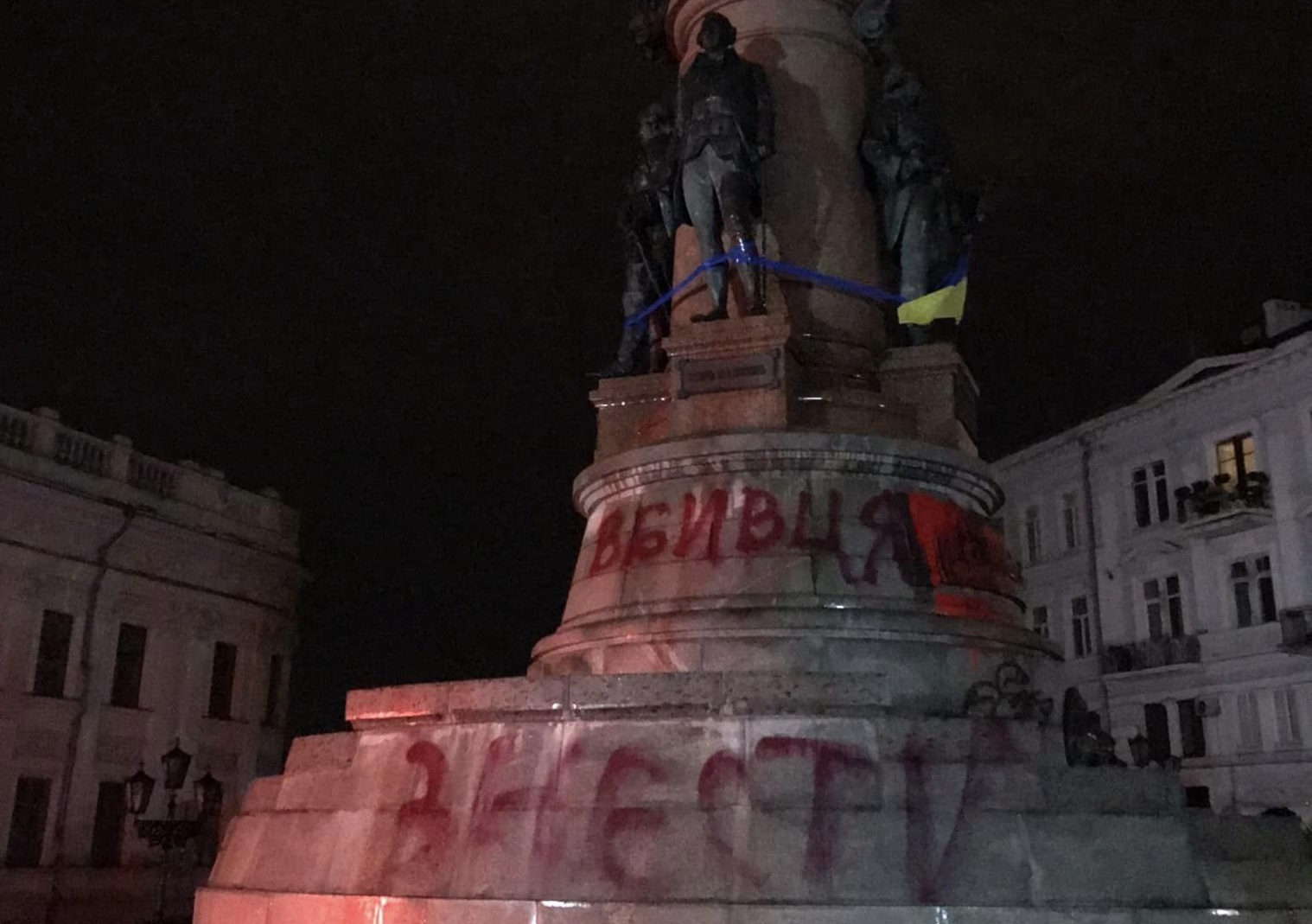 В Одесі продовжують розмальовувати пам'ятник Катерині ІІ