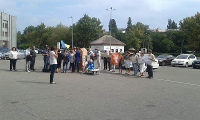 Переселенцы из Одессы требуют жилье на Успенской, пока им предлагают село в Раздельнянском районе