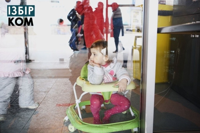 Життя під час війни: фоторепортаж із центру для біженців МолдЕкспо у Кишиневі