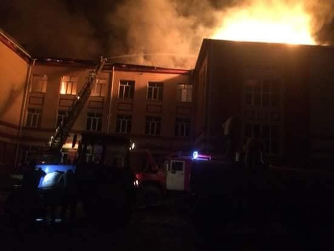 Молния ударила в крышу школы в Балте и уничтожила целый этаж