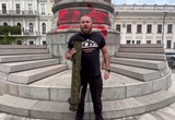 Одеський активіст, з гранатометом в руках, закликав мерію демонтувати пам'ятник Катерині