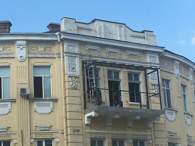 Монтировать балкон на историческом здании в центре Одессы перестанут: в мэрии изучают документы