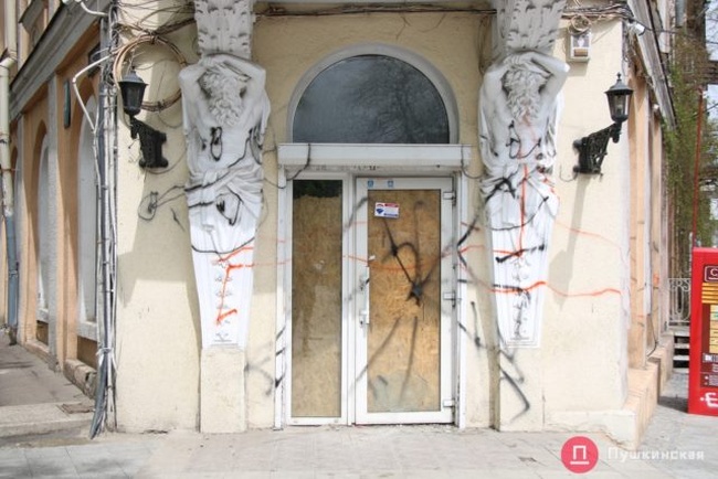 «Дом с атлантами» напротив Горсада в Одессе атаковали вандалы: собственника заставят сделать ремонт