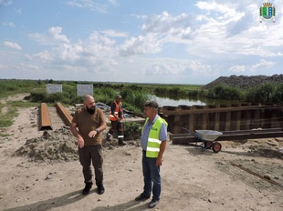 На Одещині показали, як проводять ремонт мосту на дорозі, що з'єднує між собою три міста