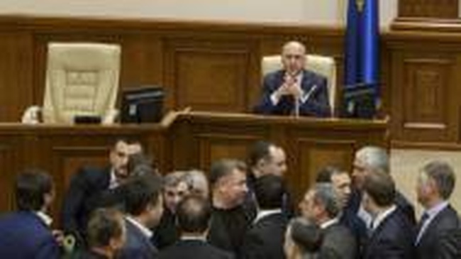 Европарламент приветствовал избрание премьера Молдовы, но акции протеста продолжаются