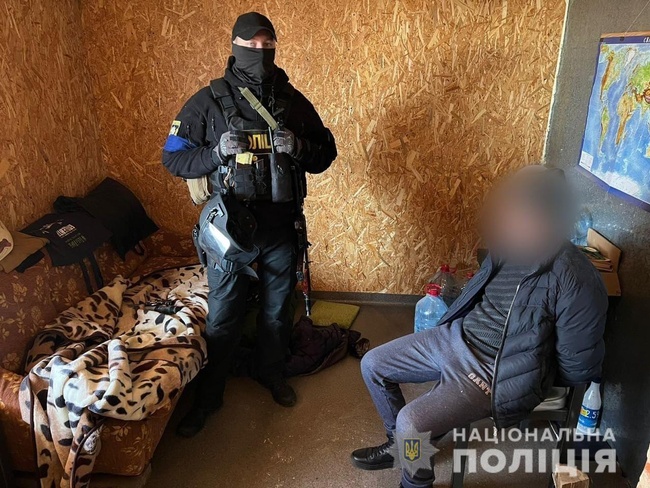 На Одещині в «кримінального авторитета» виявили зброю та п'ять кг наркотиків