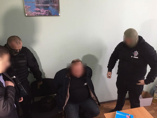 В Одесской области чиновник райгосадминистрации предлагал следователю полиции взятку