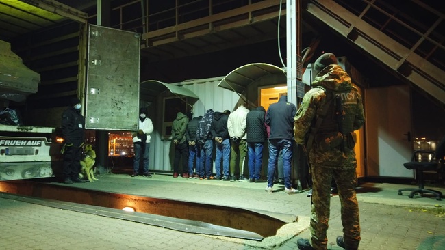 Прикордонники затримали групу нелегальних мігрантів у Чорноморському порту
