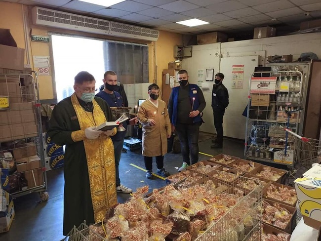 Священники Одесской епархии ПЦУ освятили пасхальные куличи в супермаркете