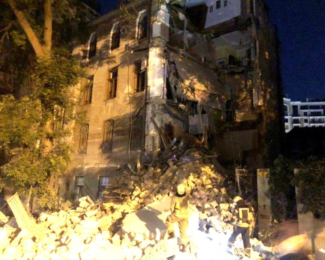 В Одессе снова рухнула часть дома: спасатели не могут разбирать завал из-за повреждения газовой трубы