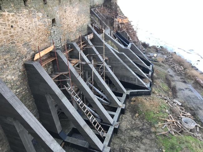 Из-за ухудшения погоды строители приостановили работы по укреплению северной стены Аккерманской крепости