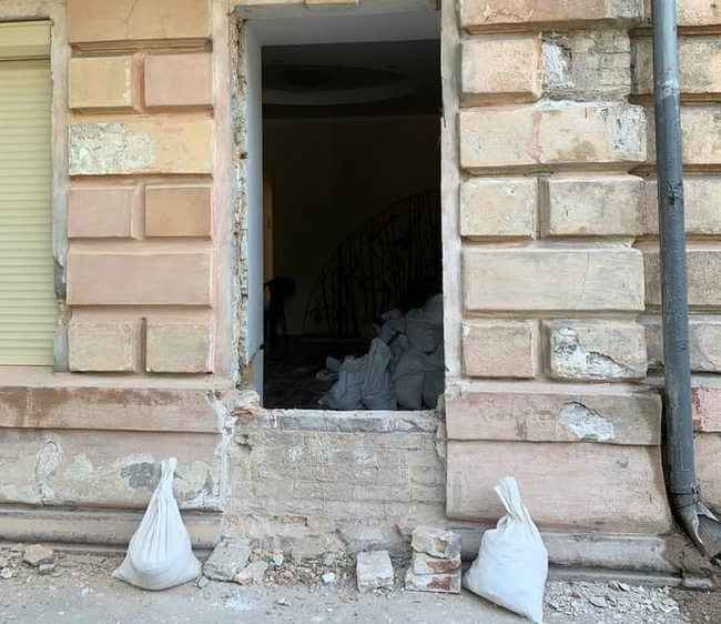 Забудовник не зважає на мерію і паплюжить пам'ятку архітектури в центрі Одеси