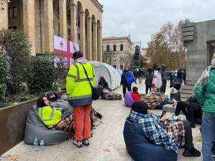 Протестующие провели ночь рядом со зданием парламента Грузии, легитимность которого они не признают