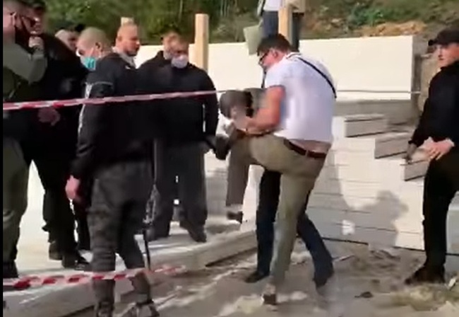 Полиция расследует самоуправство: из-за деревянного настила на пляже в Одессе подрались депутат и неизвестные