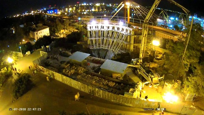 Крышу Воронцовской колоннады ночью залили бетоном