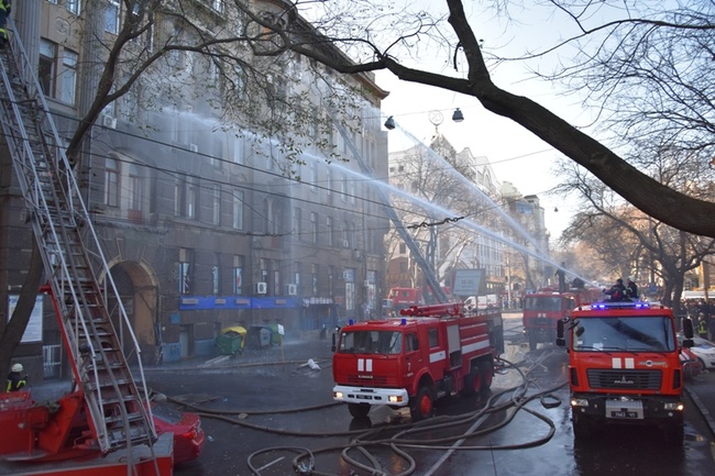 Открытого огня уже нет, но внутри здания еще опасно: в Одессе продолжают тушить пожар в колледже