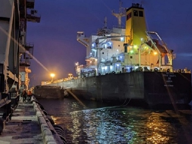 Одне з таких суден у порту. Фото: Укрінформ