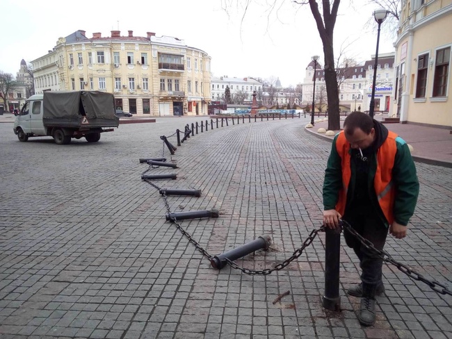 Невідомі вандали знесли стовпчики огорожі в центрі Одеси