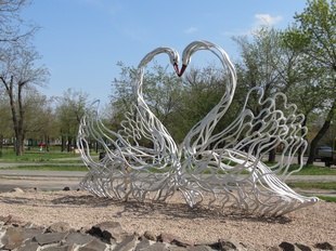Скульптуру лебедів, яку прибрали з набережної у Миколаєві для реставрації, назад повертати не будуть