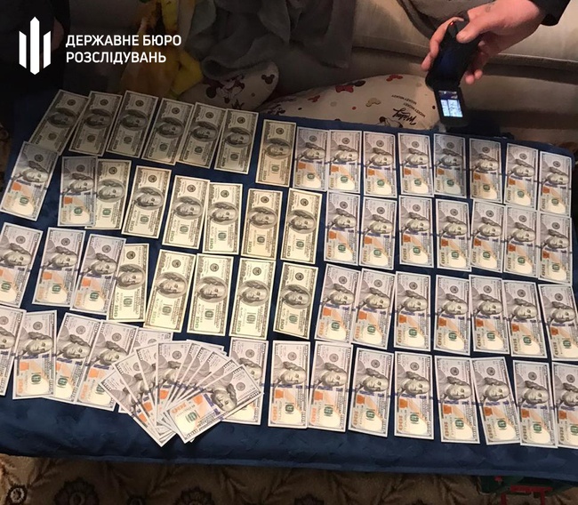 ДБР затримало одеського прокурора та його посередника на хабарі у 25 тисяч доларів