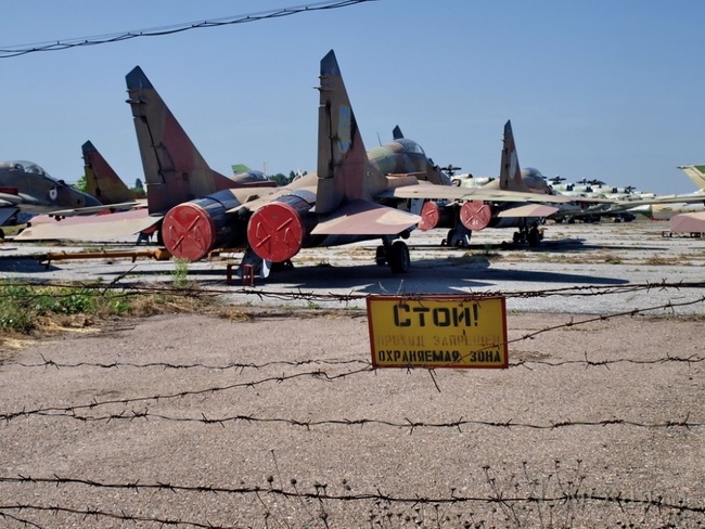 Военная прокуратура выясняет, кто попытался вывезти имущество с военного аэродрома в Одессе