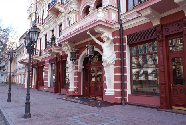 Суд наложил арест на гостиницу «Бристоль» в Одессе