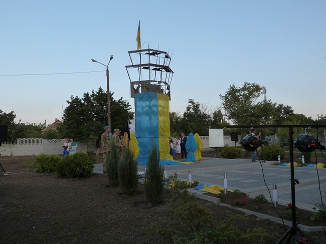 У Доброславі відкрили пам'ятник захисникам України у вигляді вежі Донецького аеропорту