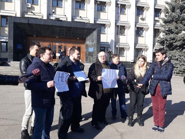 Одесские журналисты в годовщину избиения протестовали под зданием ОГА против новых цензорских инициатив