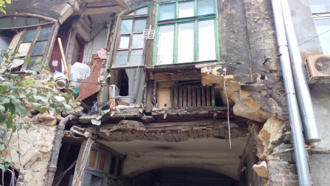 Из развалившегося 100-летнего дома на Молдаванке пришлось эвакуировать 10 человек