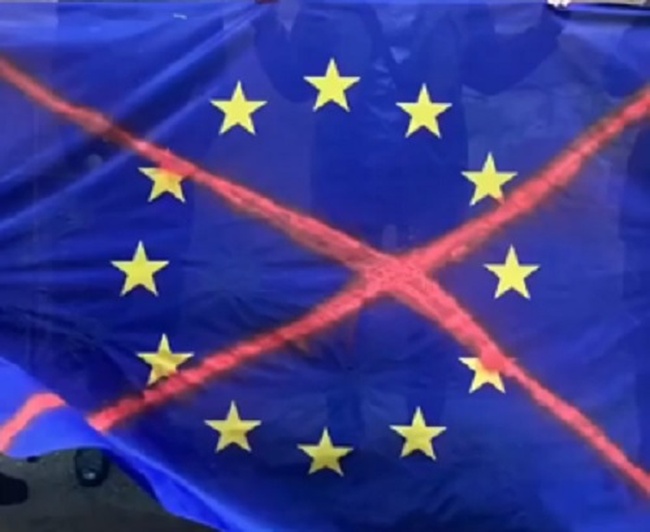 Хулиганы сняли флаг Европейского союза у здания Одесской мэрии и надругались над ним