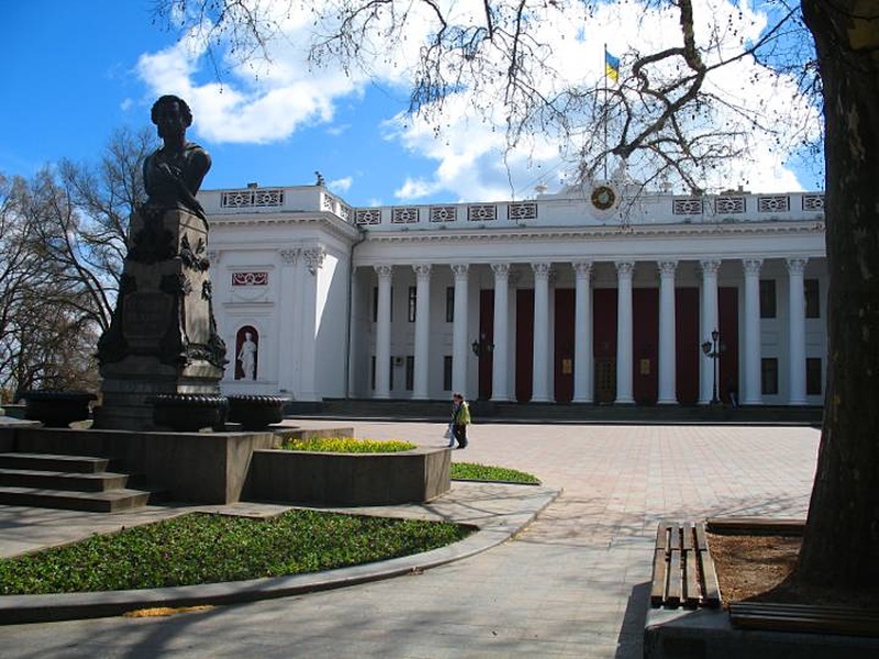 Одесский горсовет намерен спасти здание муниципалитета от возможного оползня