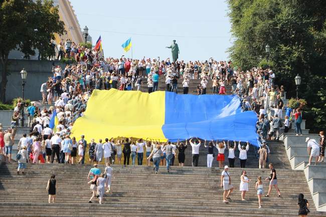 В Одессе развернули 28-метровый флаг Украины и посвятили акцию заложникам Кремля