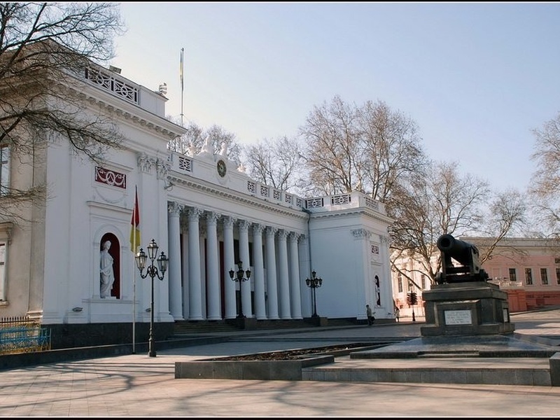На склонах под зданием мэрии планируют построить подпорные стены