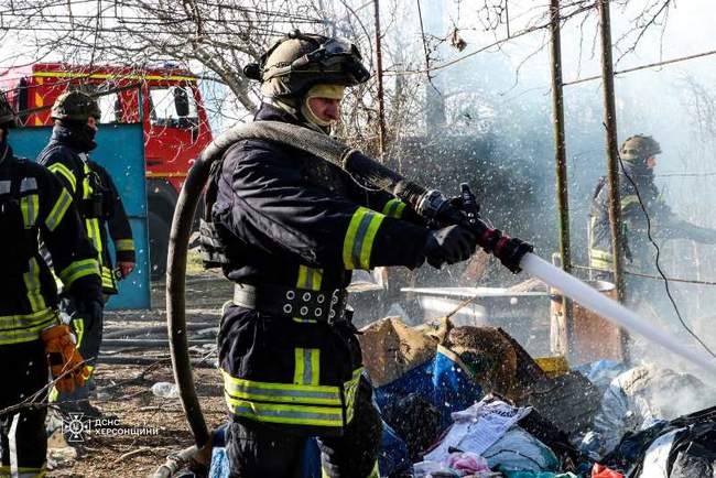 Наслідки обстрілу. Фото: ДСНС України в Херсонській області