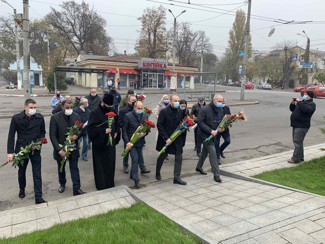 В Одесі поклали квіти до пам'ятного знаку жертвам Голодомору