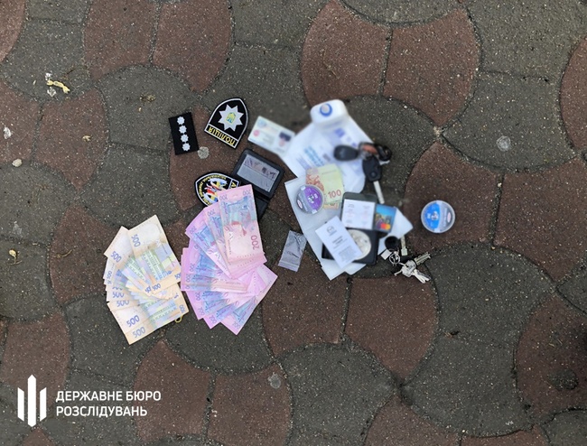 Полицейского из Одессы обвиняют в краже коллекции ножей и вымогательстве