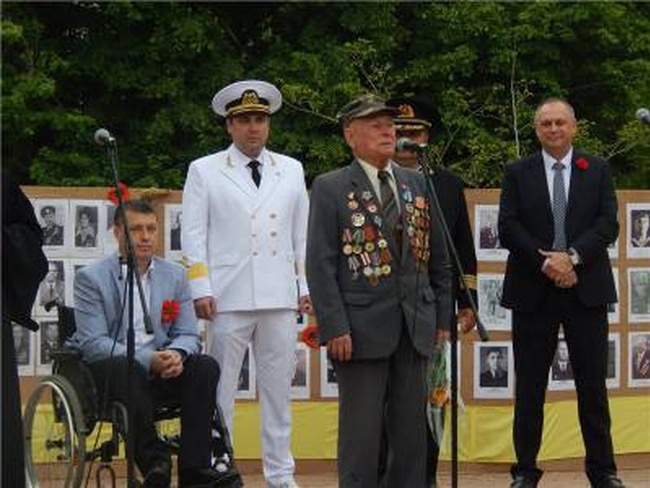 9 мая в Рени в память о 71-й годовщине Победы состоялся митинг, демонстрация и возложение цветов