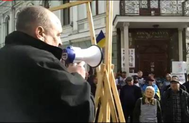 Активисты, протестующие против назначения Стоянова прокурором области, заблокировали прокуратуру