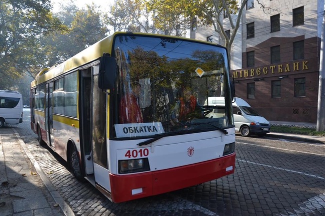 Первый электробус, созданный «Одесгорэлектротрансом» на базе троллейбуса, обкатали сегодня в центре Одессы