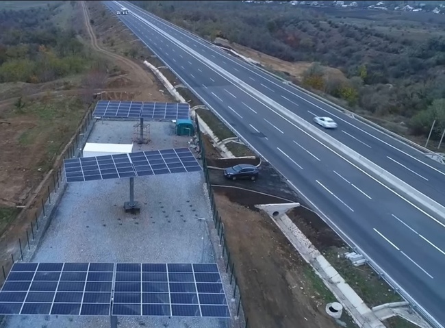 На трасі Київ-Одеса встановили першу сонячну електростанцію для освітлення дороги