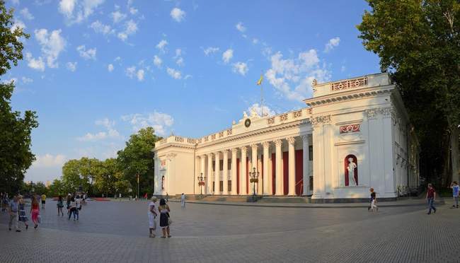 В здании Одесской мэрии сдадут два метра под банкомат и платежный терминал