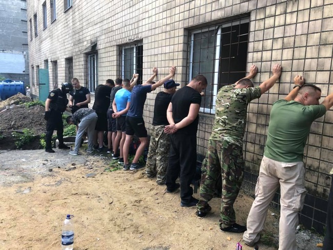 Полиция задержала 20 вооруженных "визитеров" на одесском частном предприятии