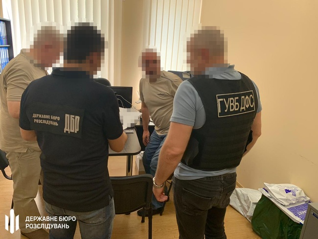 Справа на мільйон: ДБР повідомило митнику з Одещини про підозру у вивезенні без оформлення автомобілів