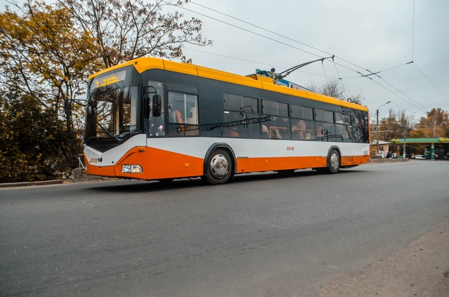 В День города семь трамвайных и четыре троллейбусных маршрута в Одессе будут работать до часу ночи
