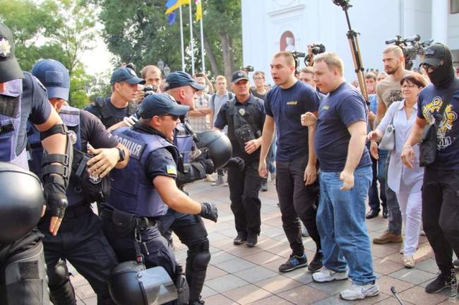 Полиция напала на активистов под стенами мэрии (ОБНОВЛЕНО)