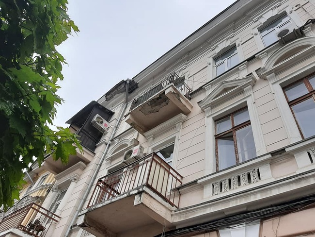 В центрі Одеси з будинку впали сім ділянок карнизу