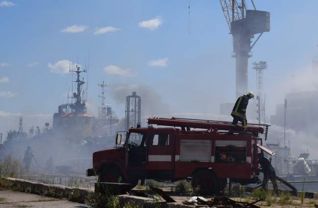 Як рятувальники долали наслідки ракетного удару по Одеському порту