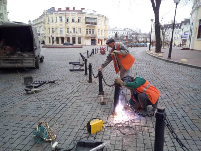 Уже знают номер авто: в Одесской мэрии выясняют, кто сломал столбики на Греческой площади