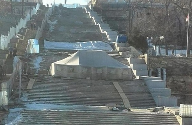 Строители установили палатку-склад на Потемкинской лестнице