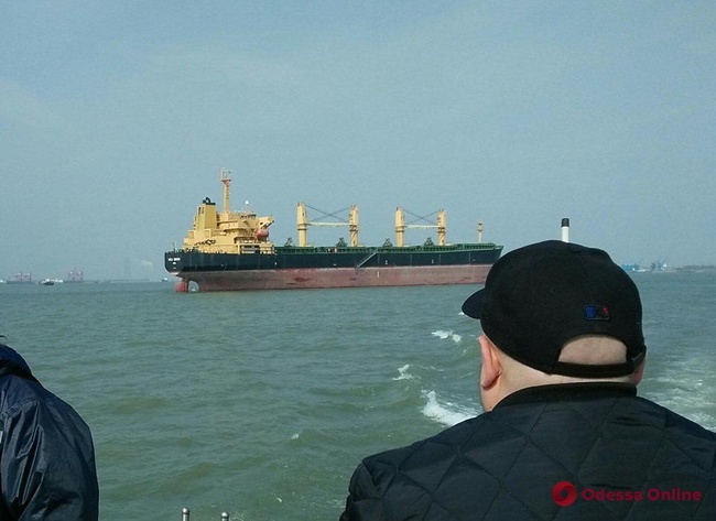 Моряки с арестованного в Китае судна с «плохой историей» возвращаются домой группами